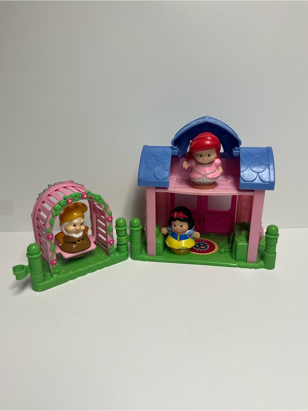Fisher-Price Little People Pink Garden Cottage & Trellis Swing w/Disney Figures